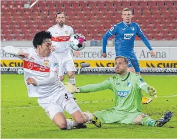  ?? FOTO: ALEXANDER KEPPLER/IMAGO IMAGES ?? Oliver Baumann und die TSG setzten sich auf den Hosenboden, der VfB bleibt obenauf.