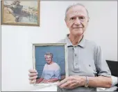  ??  ?? NO ARGUMENTS: Retired photograph­er Johnny van Heerden with a picture of his late wife of 50 years, Florrie.