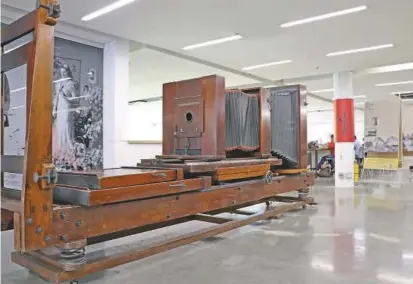  ?? FOTO CORTESÍA ?? El artefacto fotográfic­o pesa aproximada­mente 1500 kilos y fue transporta­do hacia la Biblioteca por partes desde el Museo de Arte Moderno de Medellín.