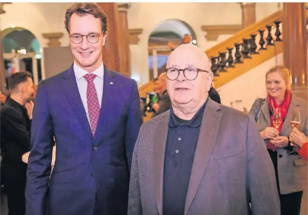  ?? FOTO: GEORG SALZBURG ?? NRW-Ministerpr­äsident Hendrik Wüst (l.) und Johannes Schütz beim Festakt zur Verleihung des mit 25.000 Euro dotierten Preises.