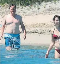  ??  ?? David Cameron y su esposa Samantha bañándose en Córcega