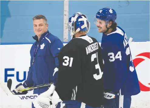  ?? NATHAN DENETTE / THE CANADIAN PRESS FILES ?? Auston Matthews and goaltender Frederik Andersen laugh it up with head coach Sheldon Keefe, left, during training camp in July for the Stanley Cup playoffs.