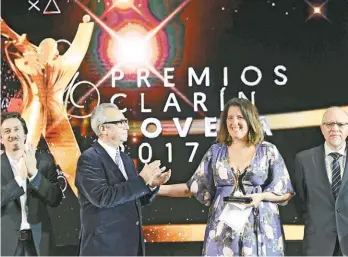  ??  ?? Alegría. La autora, con el Jurado de Honor que la premió: Millás, Fernández Díaz y Mairal.