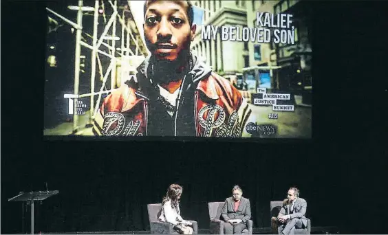  ?? PAUL ZIMMERMAN / GETTY ?? La madre de Kalief Browder (en el centro),
en un acto de homenaje celebrado el año pasado en
Nueva York