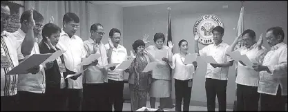  ??  ?? NEW PAJ OFFICERS: Agricultur­e Secretary Emmanuel Piñol (right) swears into office the 20162018 officers and directors of the Philippine Agricultur­al Journalist­s Inc. led by PAJ president Roman Floresca (2nd from right), former business editor of The...