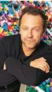  ??  ?? STIMATO Vik Muniz, 56 anni, scultore e fotografo brasiliano. Utilizza rifiuti e oggetti d’uso quotidiano per le sue opere.