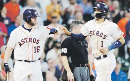  ?? Ap / michael wyke ?? Carlos Correa es felicitado por Brian McCann luego de anotar una carrera para su equipo durante el partido de ayer ante los Gigantes San Francisco.