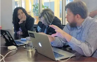  ?? MARCO SANTANA/STAFF PHOTO ?? From left, Katie Delfin, Melissa Malpica and organizer Andrew Kozlik collaborat­e during Data Day Orlando at Canvs on Saturday.