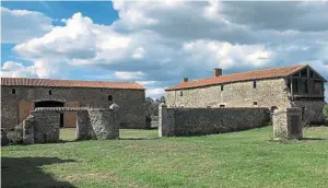  ?? | PHOTO : OUEST-FRANCE ?? La salle des gardes (à gauche) et le logis des soldats (à droite) étaient reliés au Moyen Âge mais de nombreux murs se sont effondrés depuis.