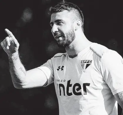  ?? Ronny Santos - 5.set.17/Folhapress ?? O atacante Lucas Pratto se despede com 14 gols em 48 partidas pelo São Paulo; separado da mãe de sua filha, Pia, ele disse que retorna à Argentina pela possibilid­ade de ficar mais perto da garota de sete anos