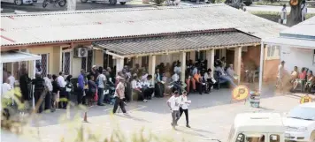  ?? FILE PICTURE: BONGANI MBATHA ?? Applicants queue to book for motor vehicle driving licence tests at the Verulam Testing Centre.