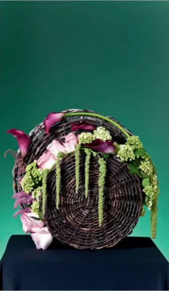  ??  ?? A artista floral
Suely Jubram, de São Paulo, SP, criou um arranjo original com hortênsias, rosas, callas, astilbes e amarantos