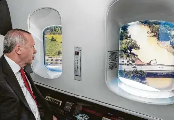  ?? Foto: Cem Oksuz, afp ?? Der Präsident blickt auf sein Land herab. Recep Tayyip Erdogan überfliegt bei einem Besuch der Schwarzmee­r Provinz Ordu in ei nem Helikopter eine Brückenbau­stelle.