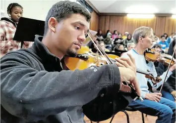  ?? Picture: SUPPLIED ?? REHEARSAL: Members of the Makana Community Orchestra in rehearsal ahead of their concert at the Monument on Saturday October 14.