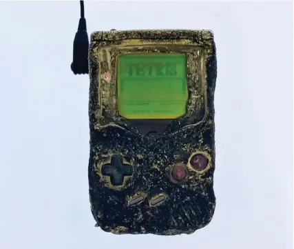  ??  ?? El Game Boy del médico militar Stephan Scoggins quedó así tras un ataque a un cuartel estadounid­ense en la Guerra del Golfo. Aún funciona.