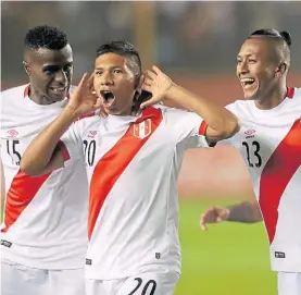  ?? EFE ?? Ilusión. Edison Flores y el festejo de su gol, entre Ramos y Aquino.