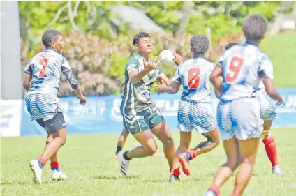  ?? Picture: JONACANI LALAKOBAU ?? Merewairit­a Voha of Yasawa Saints tries to break the Police Blue defence in the cup final match of the Fijian Cup Nines womens tournament at Lawaqa Park in Sigatoka yesterday.