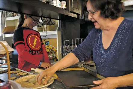  ?? LUKE E. MONTAVON/THE NEW MEXICAN ?? Dolores Sly and her great-granddaugh­ter Azzy, 9, prepare biscochito­s Monday in Pojoaque. Sly is her great-granddaugh­er’s legal guardian and has been raising Azzy on her own as the girl’s parents struggle with addiction.