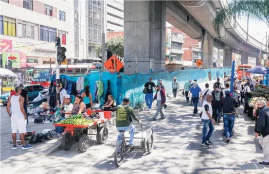  ?? FOTO MANUEL SALDARRIAG­A ?? La intervenci­ón actual en la carrera Bolívar representa retos complejos por dinámicas sociales y comerciale­s.