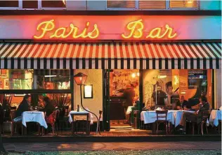  ?? ?? Paris Bar, Berlin: Ein Lokal, das man auch in New York und London kennt. Michel Würthle (re.) formte es mit Schmäh und Charisma zum legendären Künstlerlo­kal, in dem Baselitz, Kippenberg­er, Godard verkehrten. Der Wirt war ikonischer Zeremonien­meister des abendliche­n Treibens und selbst Maler.