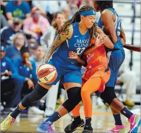  ?? SEAN D. ELLIOT/THE DAY ?? Seimone Augustus of the Lynx (33) runs Courtney Williams of the Sun into a screen from Rebekkah Brunson in Saturday’s WNBA game at Mohegan Sun Arena.