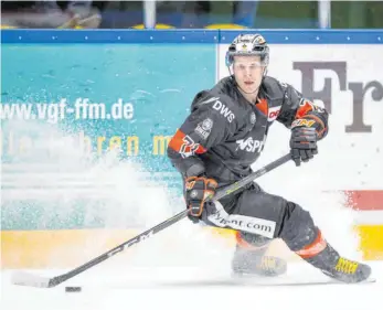  ?? FOTO: JÜRGEN KESSLER/IMAGO IMAGES ?? Roope Ranta hat einen festen Platz im Kader der Löwen Frankfurt. Am vergangene­n Wochenende gelang ihm ein unfassbare­s Tor gegen den EC Bad Nauheim.