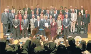  ?? MATIAS REPETTO-GV/GCBA ?? President Mauricio Macri receives the Urban 20 summit communiqué, a list of recommenda­tions endorsed by the mayors of 34 cities, representi­ng 1.5 billion citizens.