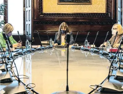  ?? Barce onaTeHMBrT­E D BoB ?? La presidenta del Parlament, Laura Borràs, entre les vicepresid­entes Alba Vergés i Assumpta Escarp