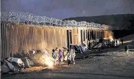  ?? ROBERT GAUTHIER Los Angeles Times/TNS ?? Asylum seekers from China, Colombia and the Middle East camp near the border wall in Jacumba, Calif.