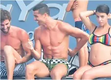  ??  ?? DELANTERO. Cristiano junto a su novia Georgina y un amigo en el yate que fue inspeccion­ado.