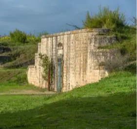  ??  ?? La défense de l’île d’aix a été entièremen­t repensée au début du xixe siècle. De cette époque, datent le fort de la Rade et la batterie de Jamblet (photo). Laquelle est ouverte à la visite : un espace muséal décrypte le rôle militaire de l’île d’aix, en soutien de l’arsenal de Rochefort.