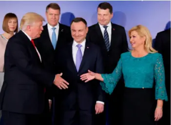  ??  ?? Američki predsjedni­k Trump s predvodnic­ima inicijativ­e Dudom i K. GrabarKita­rović na summitu u Varšavi