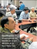  ??  ?? Coordinaci­ón. El vicepresid­ente, en reunión en la sala de crisis de la Base Naval Sur.