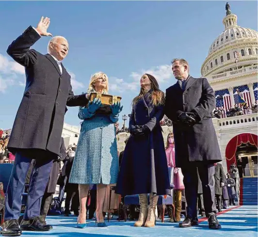  ?? EFE ?? Joe Biden, acompañado de su esposa Jill, tomó posesión de su cargo como el presidente número 46 de Estados Unidos. Su discurso fue sobrio y llamó a la unidad.