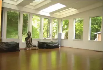  ?? DARLENE DUNCAN PHOTOS ?? NOW: The sunroom has been transforme­d into a serene yoga studio that showcases walls of windows and makes the most of its natural light with fresh paint and gleaming new floors.