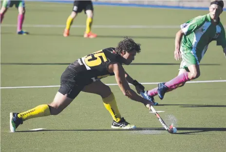  ?? Picture: JODIE HENDERSON ?? Brent Livermore passes the ball during the Tigerstix’s impressive start to the season.