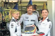  ??  ?? SORPRESA. McLaren le regaló una tarta de cumpleaños a Alonso.