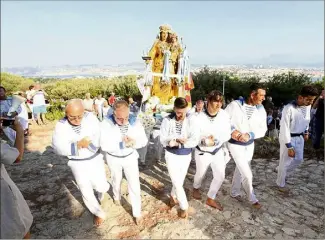  ?? (Photos Sébastien Botella et DR) ?? La procession de Notre-Dame de Bon Port toujours suivie avec ferveur.