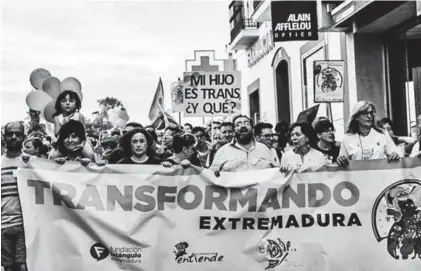  ?? EL PERIÓDICO ?? Pancarta en defensa de los derechos del colectivo trans durante una manifestac­ión.