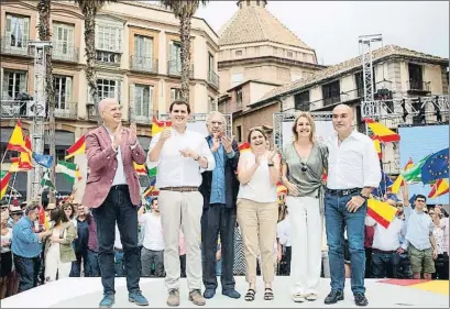  ?? EFE/DANIEL PÉREZ / EFE ?? El líder de Cs, Albert Rivera, amb Mario Vargas Llosa a l’acte d’España Ciudadana ahir a Màlaga