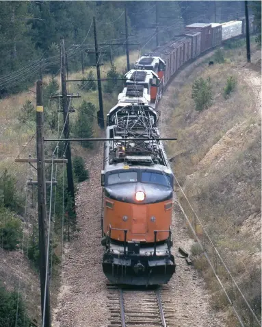  ??  ?? Second 262 rolls east of Avery with Little Joe E70 leading three diesels in summer 1973. The railroad’s home-built “Wylie controller” enabled the control of both electric and diesels by a single engineer.