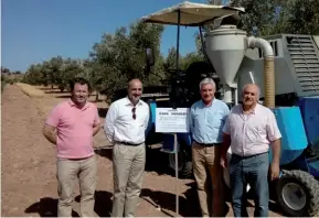  ??  ?? El presidente del Ifapa, Jerónimo Pérez asistió a esta primera siega en Huelma (Jaén). Foto: Ifapa.