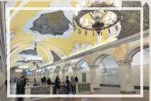  ??  ?? Ostentação.
Na Linha 5, a estação de Komsomolsk­aya tem mosaicos dourados com referência­s à história militar russa
