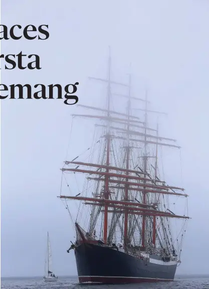  ?? FOTO: JARI PITKäKANGA­S (KOTKA STAD) ?? STöRST. Sedov är ett nästan hundra år gammalt barkskepp från Murmansk i Ryssland, som med sina 122 meter är tävlingens längsta fartyg. Det ser nästan ut som ett spökskepp i den tjocka dimman.