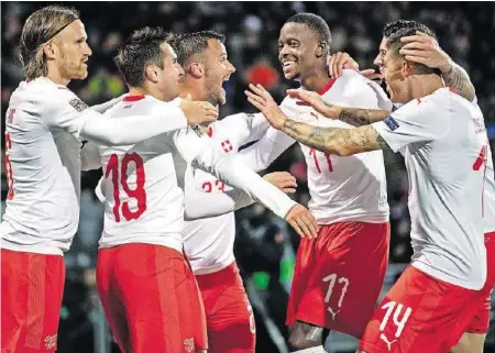  ?? KEYSTONE ?? Haris Seferovic (M.) lässt sich von seinen Teamkolleg­en nach dem Treffer zum 1:0 feiern.