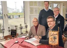  ?? FOTO:W. KAISER ?? Den Pachtvertr­ag zwischen Stadt und SV Vorst unterzeich­neten (v.l.) Thomas Goßen, Jörg Friedenber­g, Helmut Loyen und Michael Nöhles.