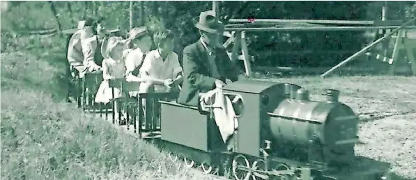  ?? |
Durbanfunw­orld.com ?? ARTHUR Thornton driving the original train he built.