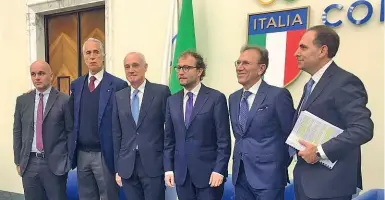  ??  ?? A Roma Luca Percassi, Giovanni Malagò, Antonio Percassi, Luca Lotti, Paolo D’Alessio e Lorenzo Fidato