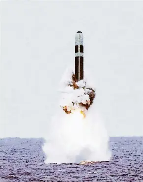  ?? FOTO: DPA ?? Sprengköpf­e von Langstreck­enraketen wie dieser vom Typ „Trident“will die USRegierun­g umrüsten zu „MiniNukes“mit weniger Sprengkraf­t.