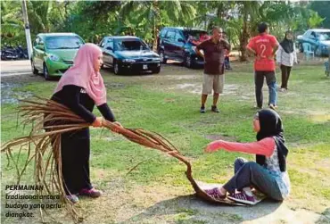  ??  ?? PERMAINAN tradisiona­l antara budaya yang perlu diangkat.